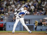 　３回、好機に空振り三振に倒れる大谷（共同）