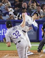 　３回、好機に空振り三振に倒れる大谷。投手ドーランダー（共同）