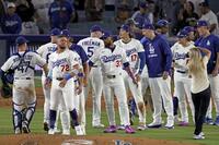 　勝利し、チームメートを迎える大谷（１７）＝共同