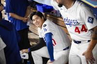 　７回、ベッツの勝ち越し２点打で生還し、ベンチで笑顔を見せる大谷（共同）