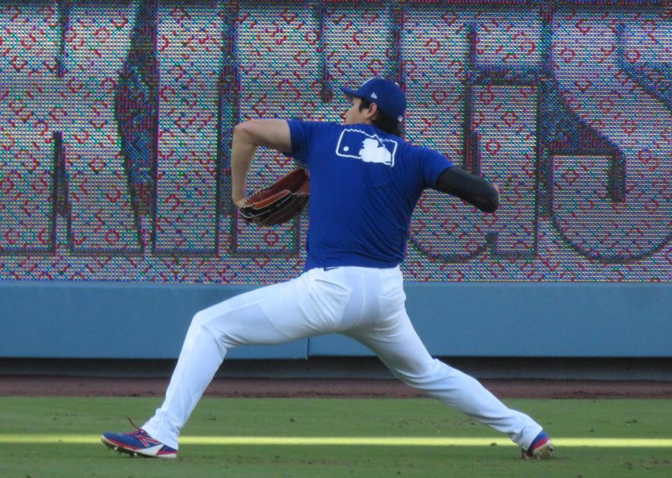 　試合前練習でキャッチボールを行う大谷（撮影・小林信行）