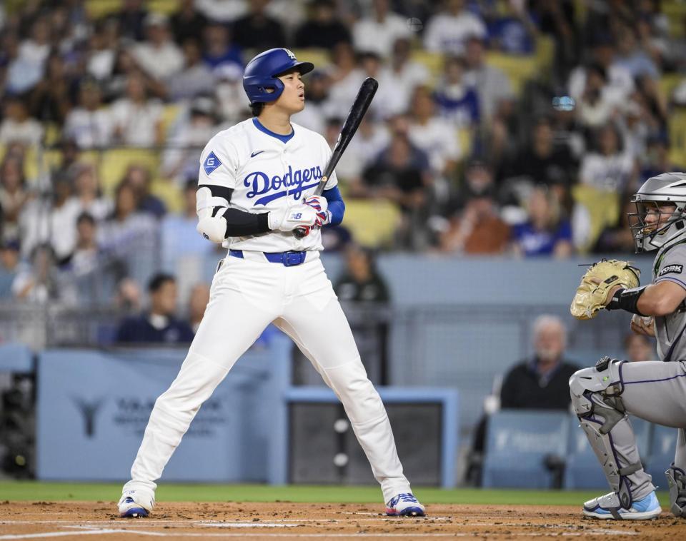 ドジャース・大谷翔平 第1打席で叫び声、内角球が膝元を襲う 見逃し