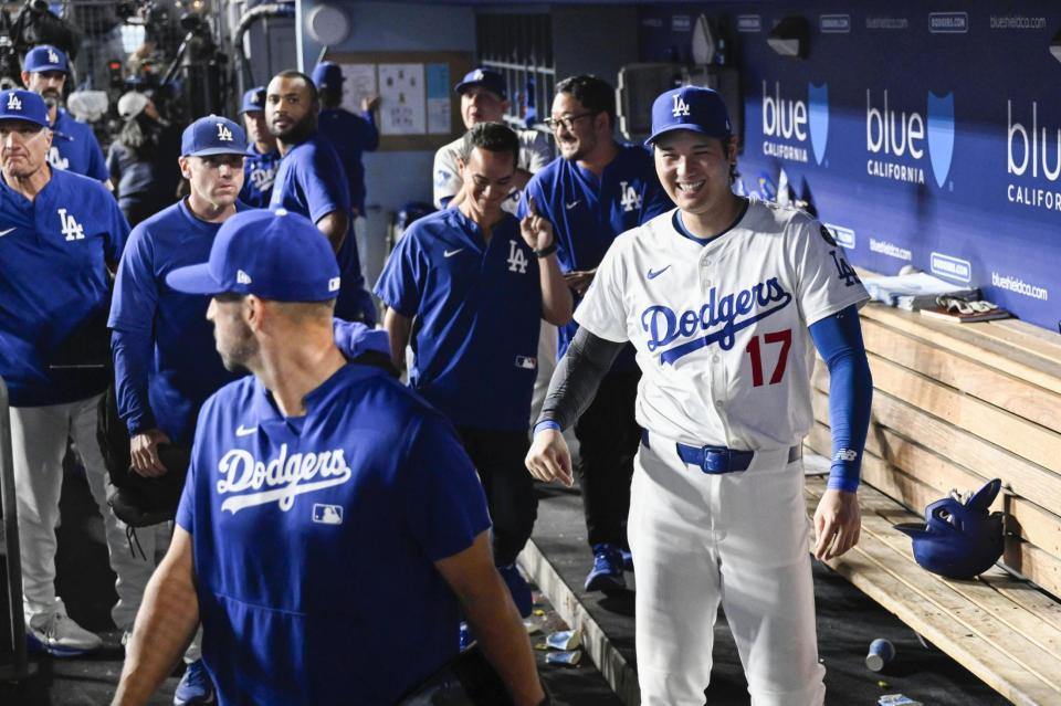 　勝利し、笑顔で引き揚げる大谷（１７）＝共同