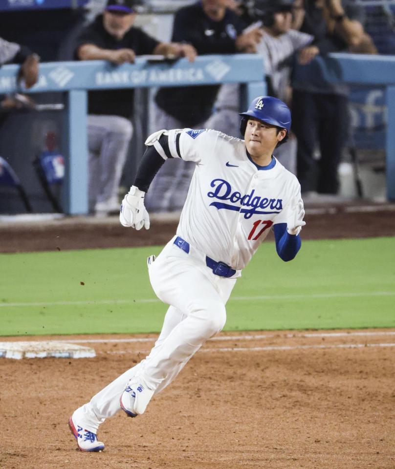 　７回、二塁打を放って走る大谷（共同）
