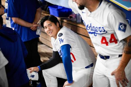 　７回、ベッツの勝ち越し２点打で生還し、ベンチで笑顔を見せるドジャース・大谷（共同）