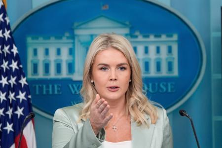 　ホワイトハウスで記者会見するキャロライン・レビット米大統領報道官＝９日、ワシントン（ＡＰ＝共同）