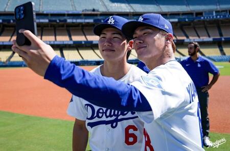 　自撮りする山本由伸と金彗成（ロサンゼルス・ドジャース提供）