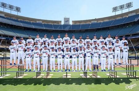 　記念撮影に納まるドジャースナイン（ロサンゼルス・ドジャース提供）