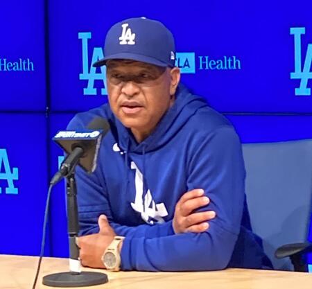 　試合前に会見するロバーツ監督（撮影・小林信行）