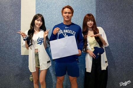 　山本由伸とル・セラフィムのＳＡＫＵＲＡとウンチェ（ロサンゼルス・ドジャース提供）