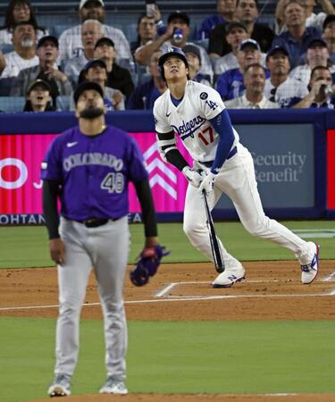 　１回、中飛に倒れる大谷（共同）