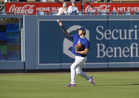　試合前にキャッチボールする大谷（共同）