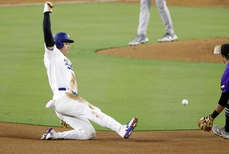 　３回、二盗を決める大谷（共同）