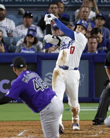 　５回、右前適時打を放つ大谷（共同）