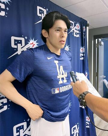 　取材に応じる佐々木（共同）