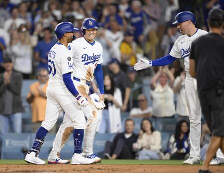 　３回、２ランを放ったベッツ（左）を迎える、二走大谷（中央）と次打者フリーマン（共同）