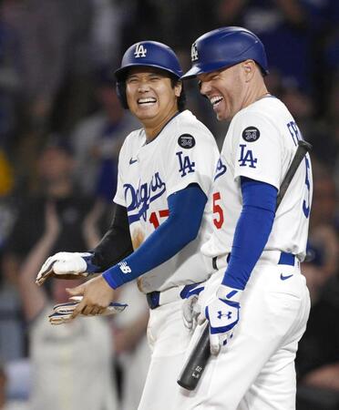 　ロッキーズ戦の３回、ベッツが２ランを放ち、笑顔で話す二走の大谷（左）と次打者フリーマン