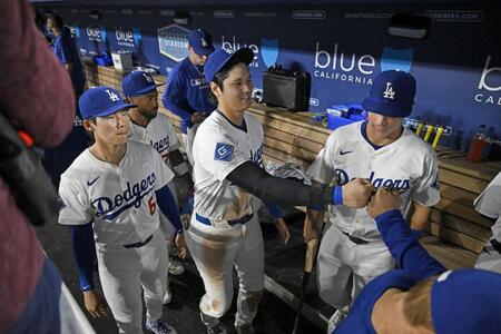 　ロッキーズに勝利し、タッチを交わして引き揚げる大谷