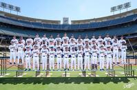 　記念撮影に納まるドジャースナイン（ロサンゼルス・ドジャース提供）