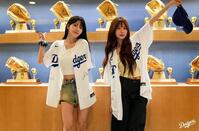 　ル・セラフィムのＳＡＫＵＲＡとウンチェ（ロサンゼルス・ドジャース提供）