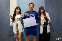 　山本由伸とル・セラフィムのＳＡＫＵＲＡとウンチェ（ロサンゼルス・ドジャース提供）