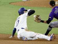 　３回、二盗を決める大谷（共同）