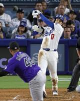 　５回、右前適時打を放つ大谷（共同）