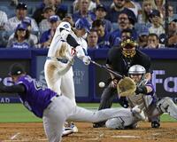 　５回、右前適時打を放つ大谷（共同）