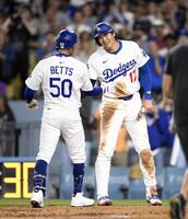 　３回、２ランを放ったベッツ（50）を迎える、二走の大谷（共同）