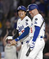 　ロッキーズ戦の３回、ベッツが２ランを放ち、笑顔で話す二走の大谷（左）と次打者フリーマン