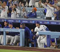 　ロッキーズに勝利し、ベンチを出る大谷（右端）