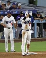 　５回、右前適時打を放ち、出塁した大谷（右）＝共同