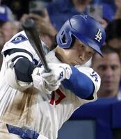 　５回、右前適時打を放つ大谷（共同）