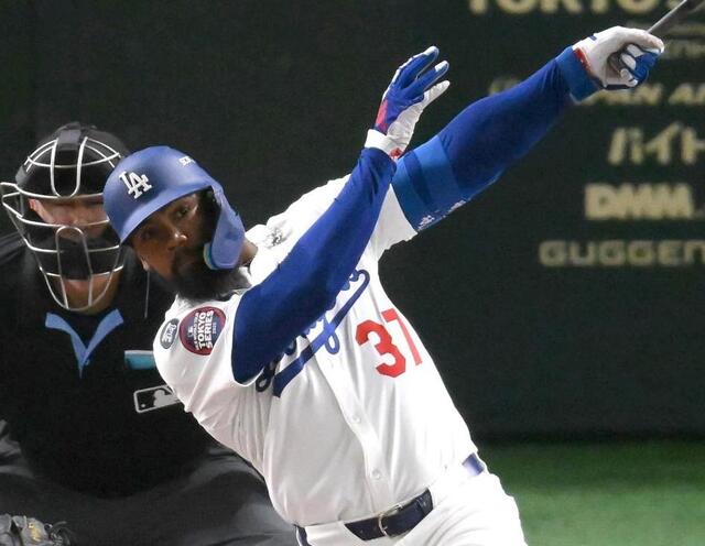 ドジャース・テオスカーが15試合ぶりの一発 ベンチで手荒い祝福 四回