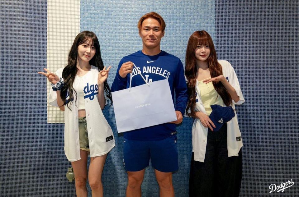 　山本由伸とル・セラフィムのＳＡＫＵＲＡとウンチェ（ロサンゼルス・ドジャース提供）