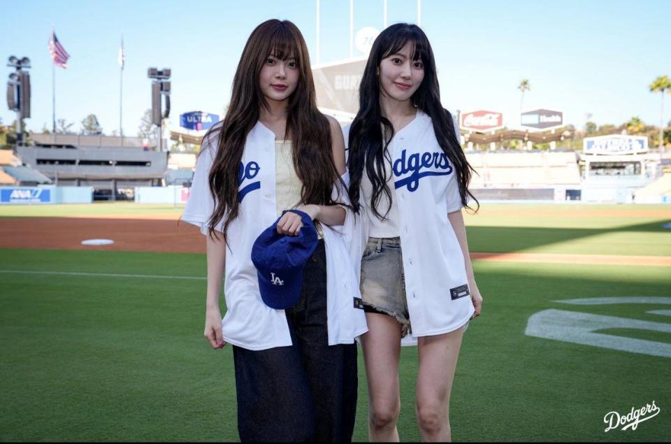 　ル・セラフィムのＳＡＫＵＲＡとウンチェ（ロサンゼルス・ドジャース提供）