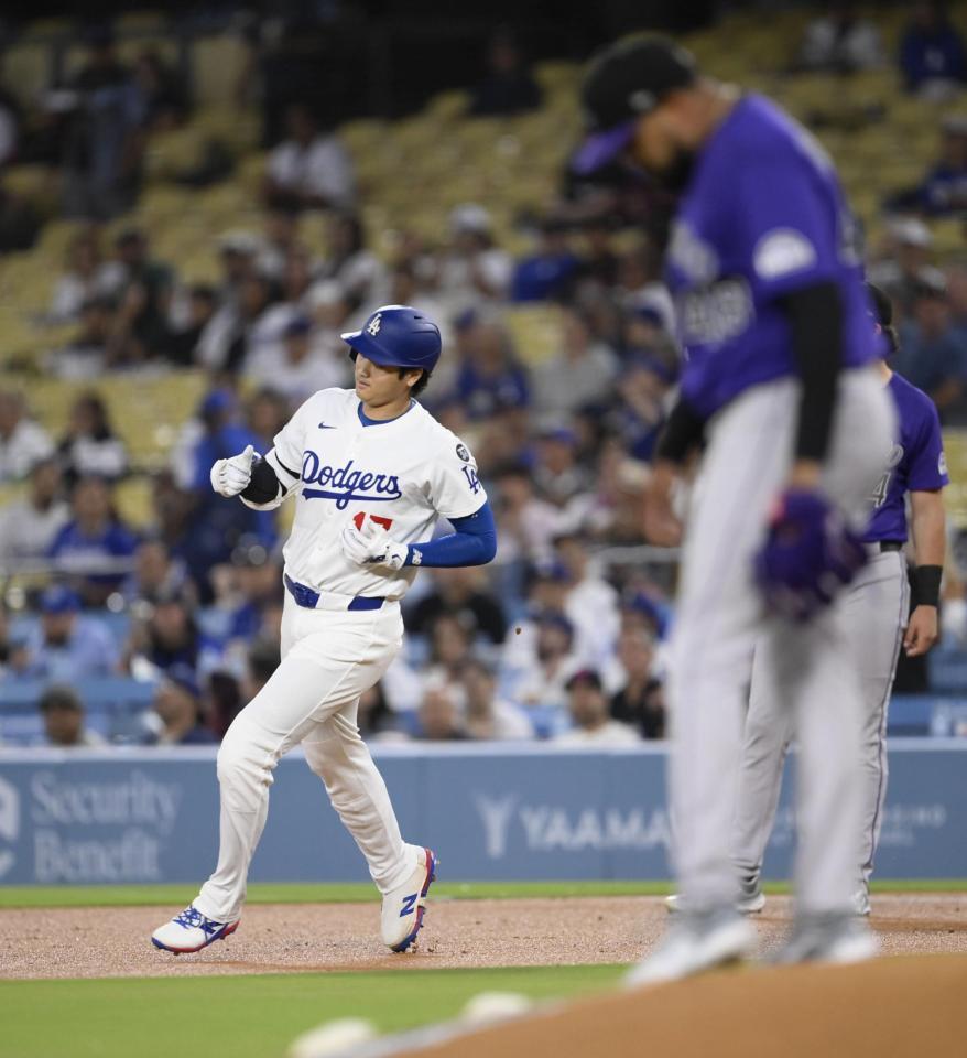 　１回、中飛に倒れた大谷（共同）