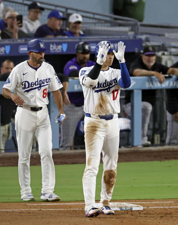 　５回、右前適時打を放ち、出塁した大谷（右）＝共同