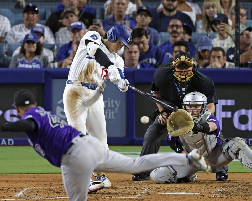 　５回、右前適時打を放つ大谷（共同）