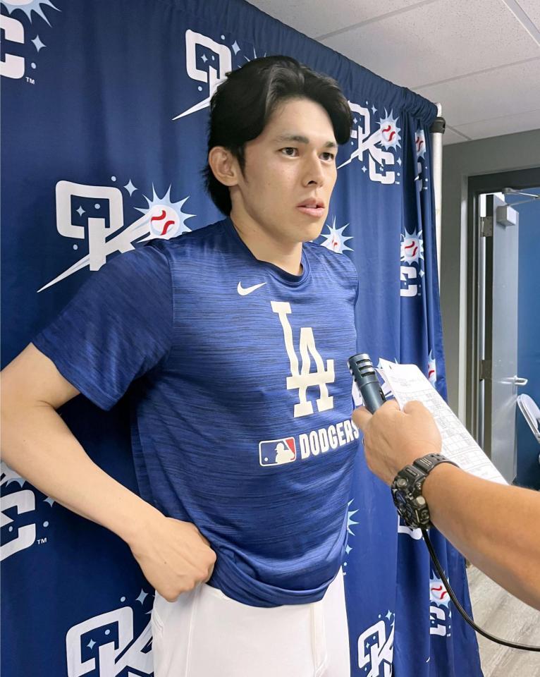 　取材に応じる佐々木（共同）