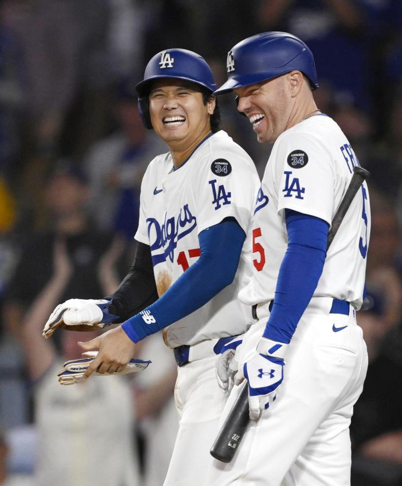 　ロッキーズ戦の３回、ベッツが２ランを放ち、笑顔で話す二走の大谷（左）と次打者フリーマン