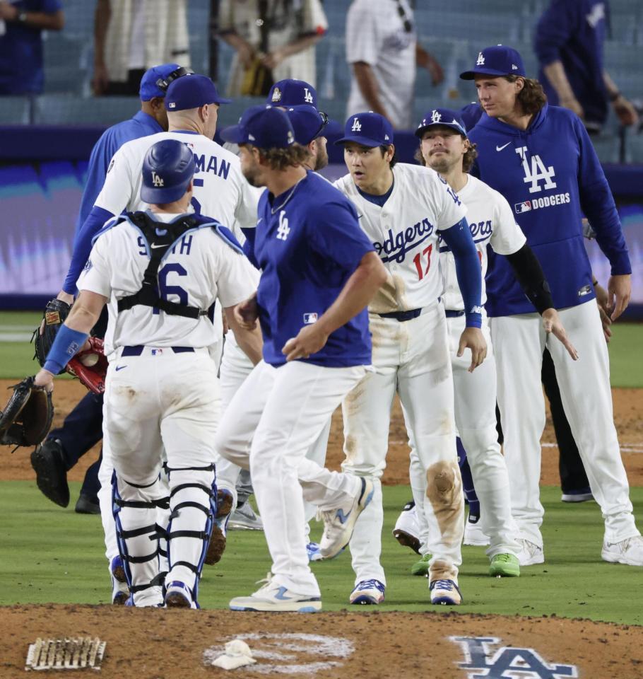 　ロッキーズに勝利し、チームメートを迎える大谷（17）