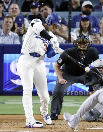 　ロッキーズ戦の２回、右前適時打を放つドジャース・大谷（共同）