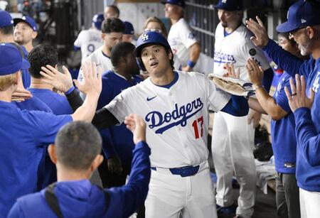 　ロッキーズ戦の２回、ベッツの適時打で生還し、ベンチで迎えられるドジャース・大谷（共同）