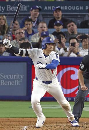 　ロッキーズ戦の４回、三直に倒れるドジャース・大谷（共同）