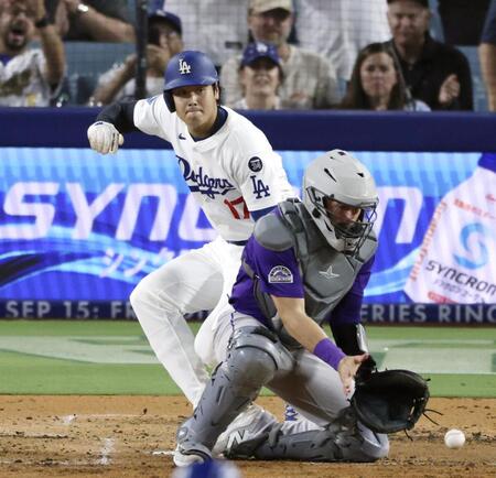 　ロッキーズ戦の２回、ベッツの適時打で生還したドジャース・大谷（共同）