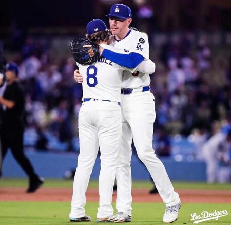 　ゲームセット直後、キケ・ヘルナンデスと抱き合うフリーマン（ロサンゼルス・ドジャース提供）