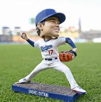　入場者に配布されるドジャース・大谷の首振り人形（共同）