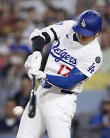 　ロッキーズ戦の２回、右前適時打を放つドジャース・大谷（共同）