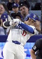 　ロッキーズ戦の２回、右前適時打を放つドジャース・大谷（共同）